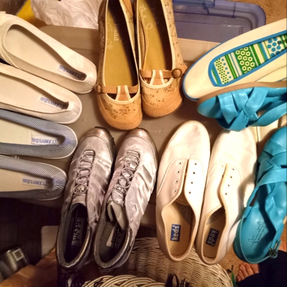 7 pairs of size 9 woman's flats.